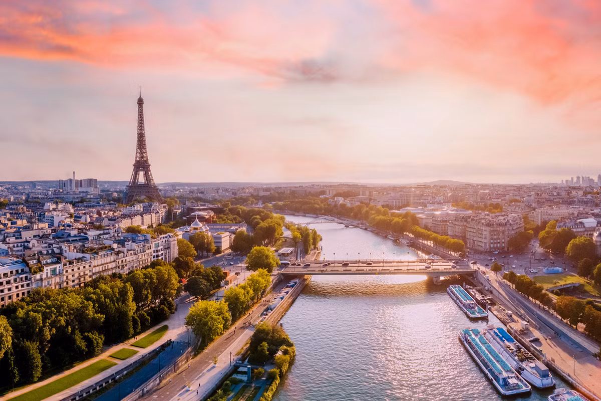 Tháp Eiffel là một công trình bằng thép nằm ở công viên Champ-de-Mars, bên sông Seine. Tòa tháp do Gustave Eiffel cùng các đồng nghiệp xây dựng nhân Triển lãm thế giới năm 1889, cũng là dịp kỷ niệm 100 năm Cách mạng Pháp. Đây là một trong những công trình kiến trúc nổi tiếng nhất toàn cầu. Ảnh: Windows Spotlight Images.