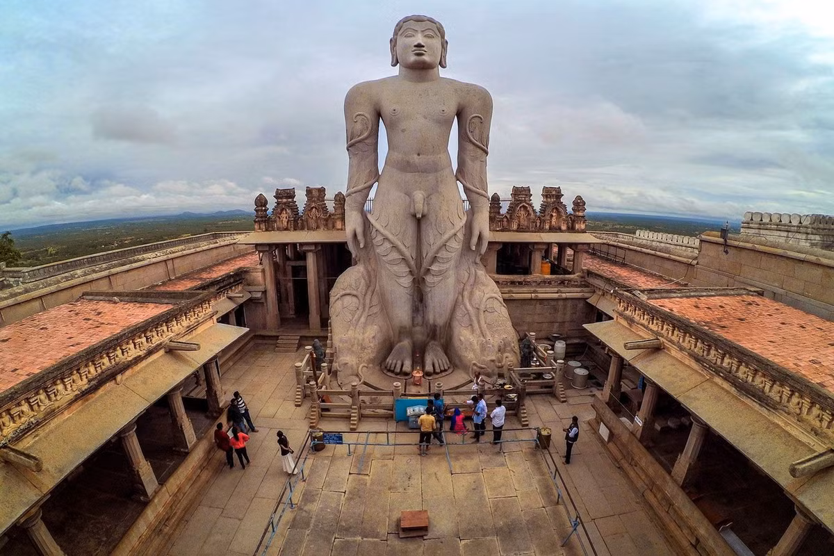 Theo quan niệm của đạo Jaina, Gomateshwara là con trai thứ hai của Đấng Adinatha, người đầu tiên trong số 24 Tirthankara (người giác ngộ). Bức tượng Gomateshwara cao 17.38 mét, có niên đại vào khoảng năm 983. Ảnh: Pinterest.