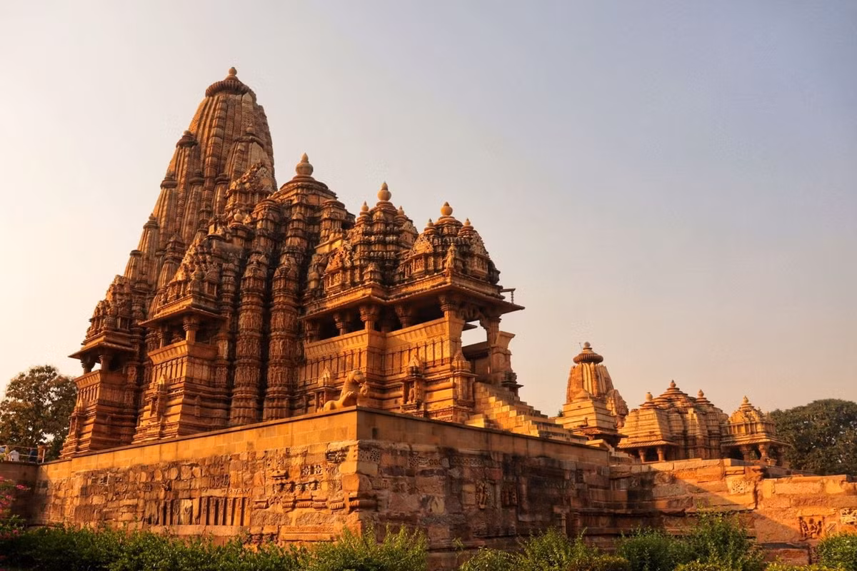 3. Nằm ở Chhatarpur, bang Madhya Pradesh, đền Khajuraho là một trong những địa điểm du lịch nổi tiếng nhất ở Ấn Độ. Đây là ngôi đền kết hợp của cả đạo Jaina và đạo Hindu. Ảnh: World Travel.