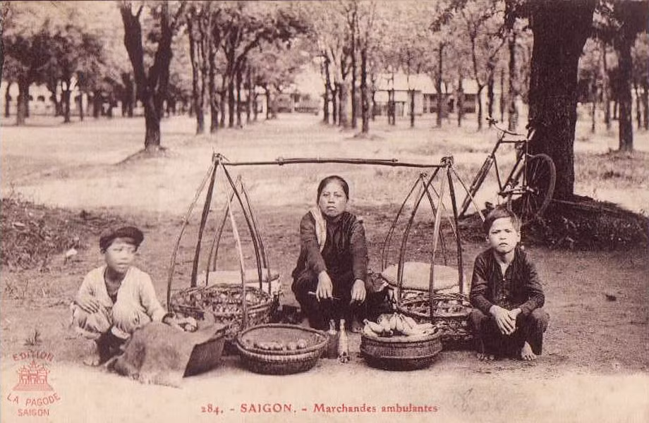 Người mẹ và hai đứa con bán hàng rong trong công viên. Ảnh: manhhai / Flickr.
