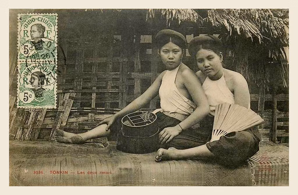 Hai thiếu nữ mặc áo yếm ngồi chiếc chõng, miền Bắc Việt Nam năm 1912.
