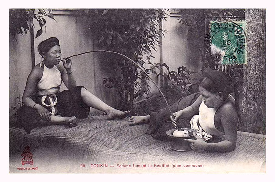 Hai cô gái áo yếm hút thuốc Lào. Ảnh: manhhai / Flickr.