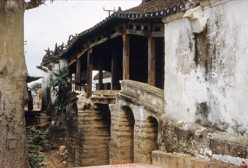 Một hình ảnh khác về Chùa Cầu năm 1959, với thành cầu đang bị hư hại. Ảnh:Aavh.org.