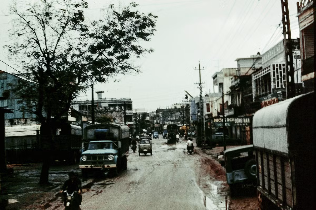 Trên một con đường ở Quy Nhơn năm 1969. Ảnh: Ernest Gaudreau.
