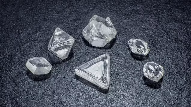  1. Kim cương. Màu sắc: Trong suốt, đôi khi có màu xanh, hồng, vàng, và đen. Giá trị: Kim cương là loại đá quý cứng nhất, được sử dụng phổ biến trong các loại trang sức cao cấp. Kim cương xanh và hồng là hiếm nhất và có giá trị cao nhất. Ảnh: Pinterest.