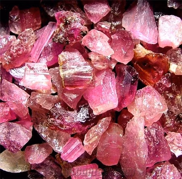 9. Tourmaline. Màu sắc: Đa dạng, từ xanh, hồng, đỏ, đến đa sắc. Giá trị: Tourmaline hồng (rubellite) và tourmaline xanh lục (verdelite) là hai loại đá quý hiếm gặp, có giá trị cao. Ảnh: Pinterest.