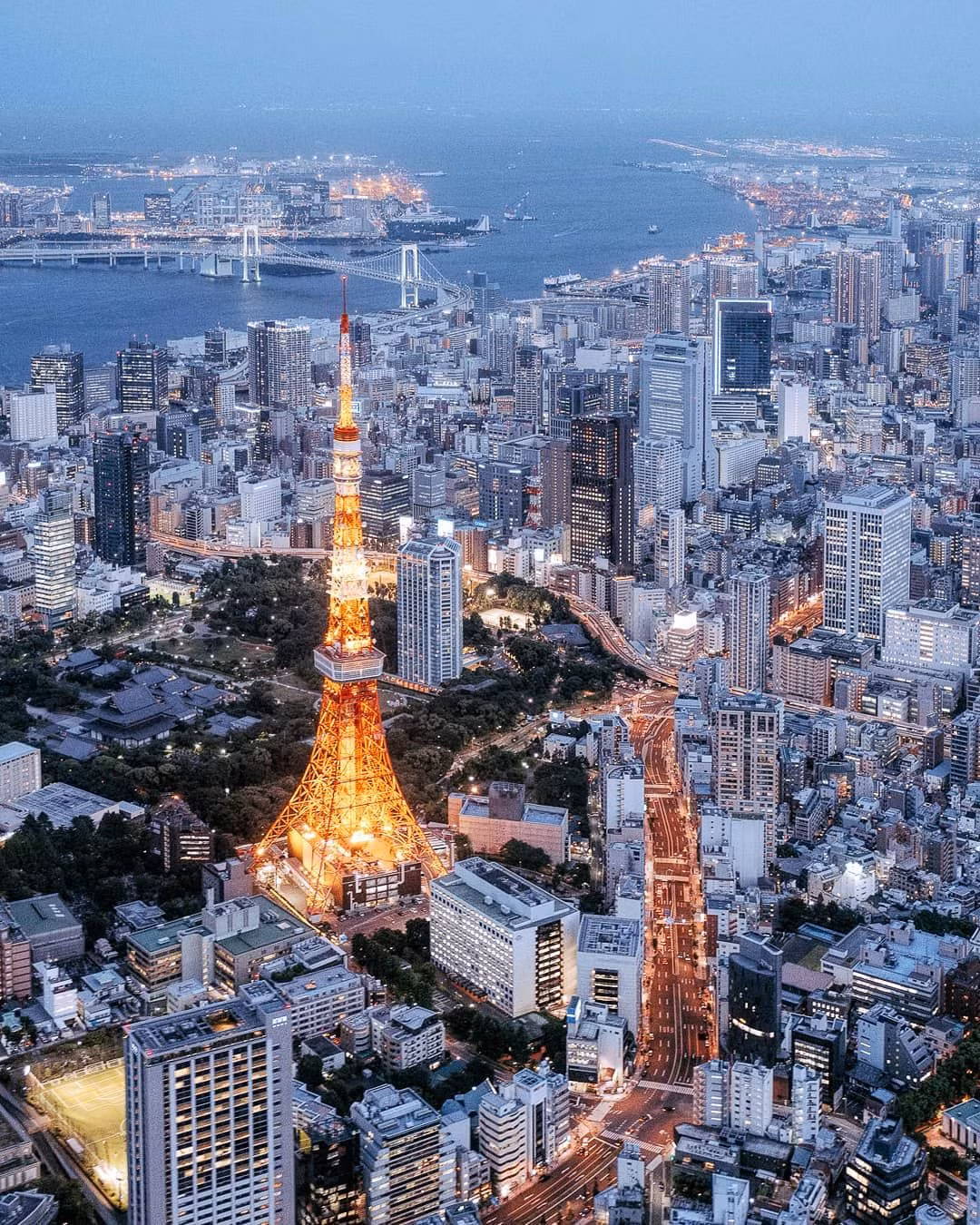  13. Tháp truyền hình Tokyo (Tokyo, Nhật Bản). Năm hoàn thành: 1958. Đặc điểm: Tháp Tokyo là một biểu tượng của thành phố Tokyo hiện đại, được lấy cảm hứng từ tháp Eiffel và là một trong những công trình cao nhất thế giới vào thời điểm đó. Ảnh: Pinterest.