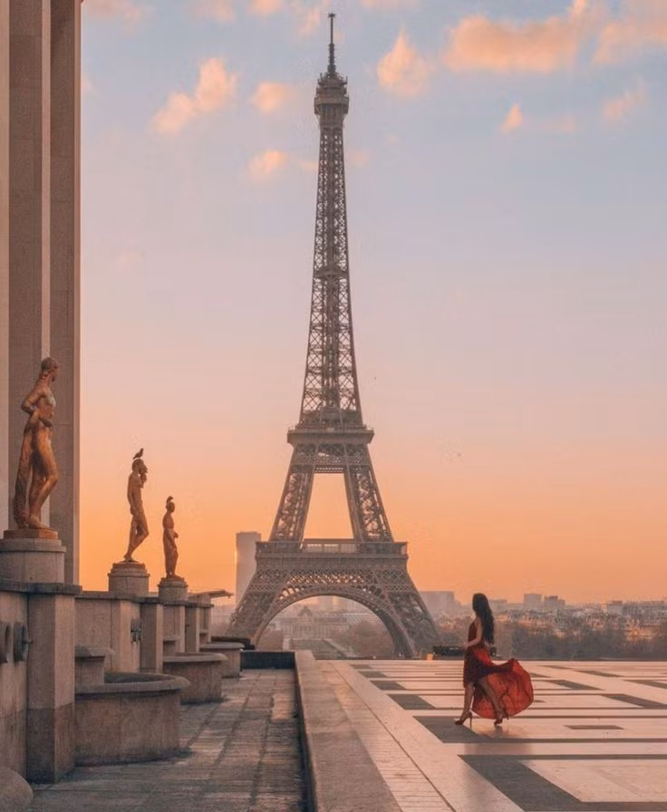  2. Tháp Eiffel (Paris, Pháp). Năm hoàn thành: 1889 (mặc dù được xây dựng cuối thế kỷ 19, nó trở thành biểu tượng mạnh mẽ của thế kỷ 20). Đặc điểm: Là biểu tượng của Paris và Pháp, tháp Eiffel là một ví dụ kinh điển của sự kết hợp giữa kỹ thuật công nghệ và thẩm mỹ kiến trúc. Ảnh: Pinterest.