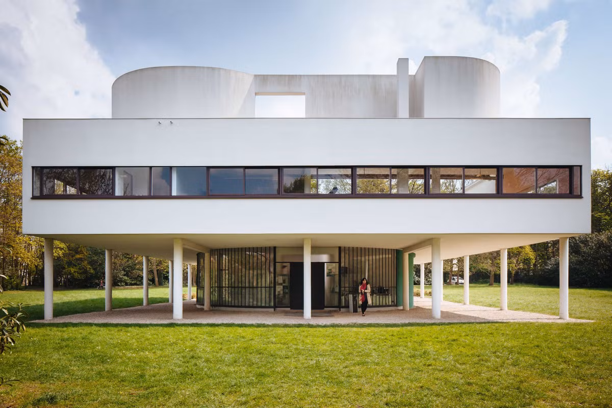  8. Villa Savoye (Poissy, Pháp). Năm hoàn thành: 1931. Đặc điểm: Villa Savoye là một ví dụ kinh điển của phong cách Kiến trúc Hiện đại và chức năng, với các cột chống và không gian mở, phản ánh triết lý "ngôi nhà là một cỗ máy để ở". Ảnh: Pinterest.