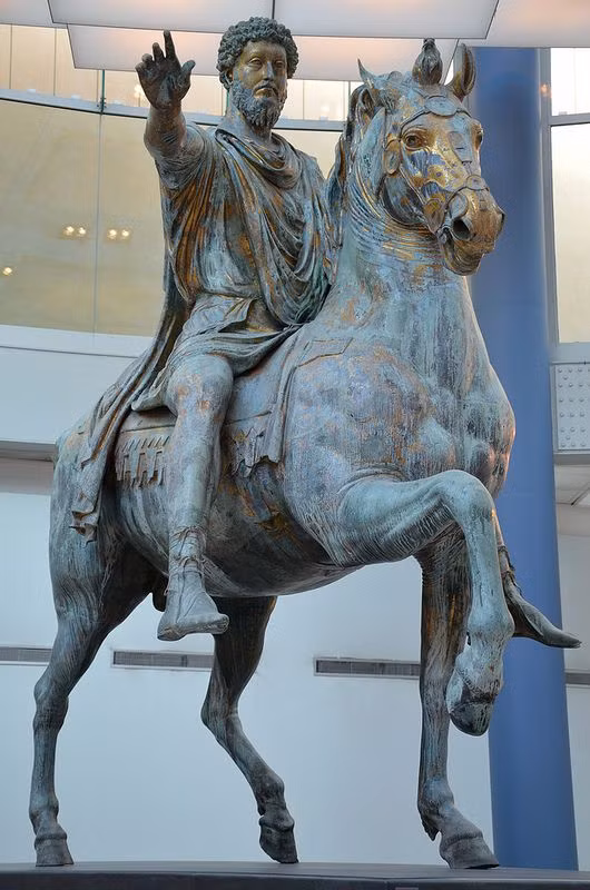  2. Tượng Marcus Aurelius cưỡi ngựa. Niên đại: Khoảng năm 175 SCN. Đặc điểm: Tượng đồng này mô tả Hoàng đế Marcus Aurelius cưỡi ngựa, là một trong những tượng đồng cưỡi ngựa lớn nhất và nổi tiếng nhất còn tồn tại từ thời La Mã cổ đại. Nó thể hiện sự uy nghi và trí tuệ của vị hoàng đế triết gia. Ảnh: Pinterest.