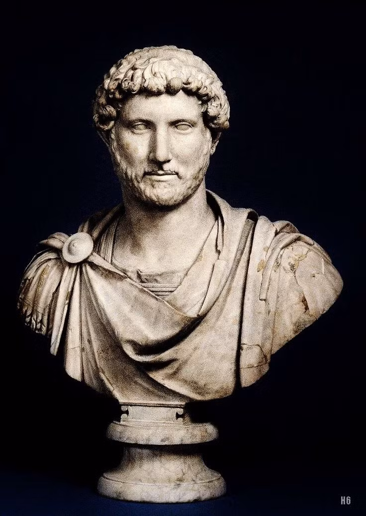  9. Tượng bán thân của hoàng đế Hadrian. Niên đại: Khoảng năm 120 SCN. Đặc điểm: Bức tượng này thể hiện Hoàng đế Hadrian với một vẻ ngoài hiền lành, trí tuệ và phong thái của một nhà lãnh đạo cương nghị. Hadrian được biết đến với việc xây dựng nhiều công trình lớn và phát triển nghệ thuật. Ảnh: Pinterest.