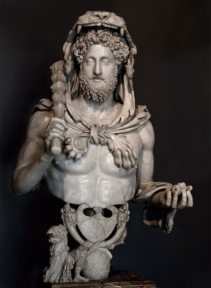  11. Tượng Commodus dưới hình dạng Hercules. Niên đại: Khoảng năm 192 SCN. Đặc điểm: Hoàng đế Commodus được miêu tả trong hình ảnh của Hercules, với áo choàng sư tử và vũ khí đặc trưng của anh hùng thần thoại. Bức tượng phản ánh sự hoang tưởng của Commodus về mình như một vị thần. Ảnh: Pinterest.