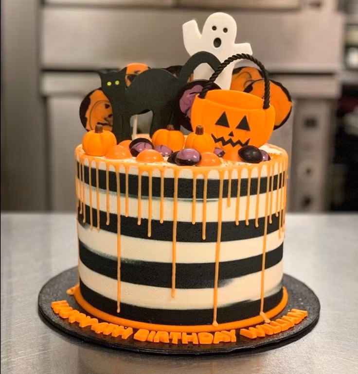  8. Thức ăn đặc trưng. Các món ăn thường thấy trong Halloween bao gồm kẹo, bánh quy hình bí ngô và các loại đồ ăn được trang trí theo chủ đề của ngày lễ. Ảnh: Pinterest.