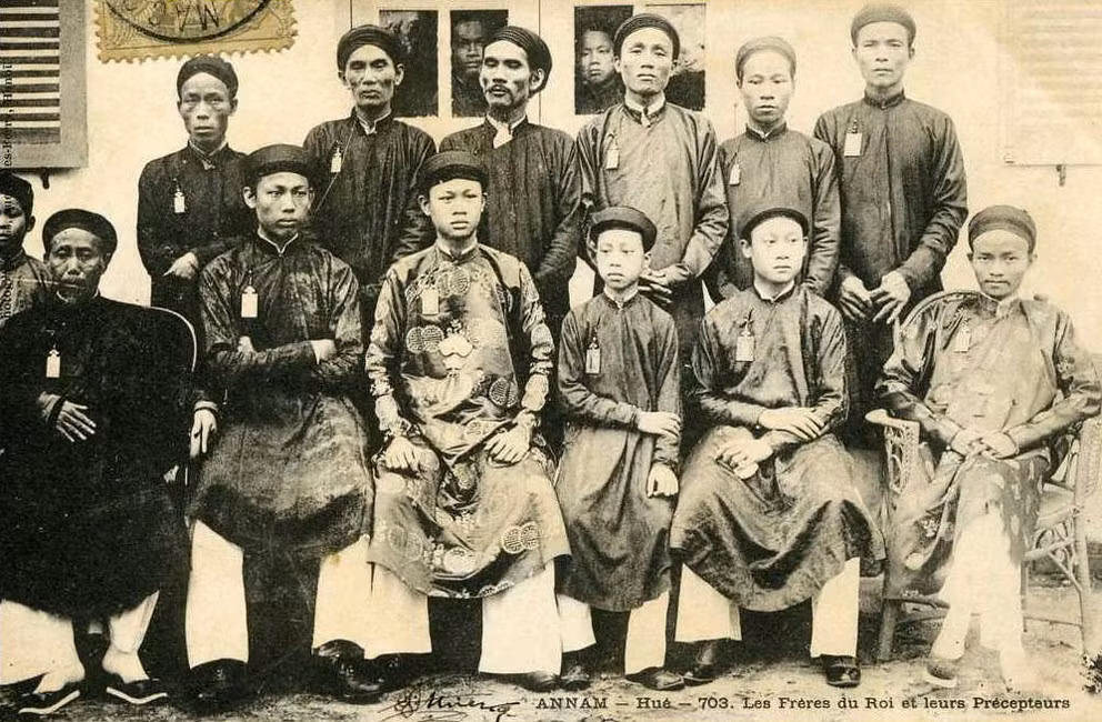 Vua Thành Thái (người ngồi thứ ba từ trái sang) cùng các em và thày dạy. Ảnh: Public Domain.