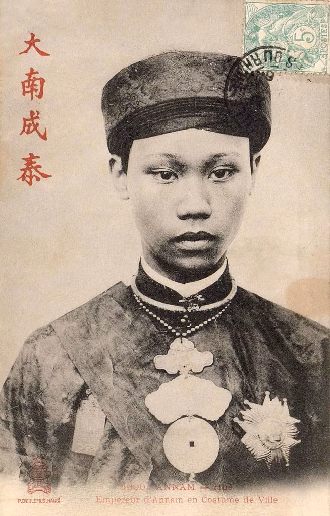 Vua Thành Thái trong quốc phục áo dài khăn đóng. Ảnh: Public Domain.