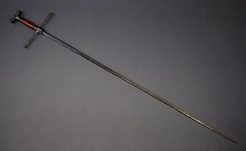 Estoc. Estoc là một loại kiếm không có lưỡi sắc mà chỉ có mũi nhọn để đâm. Nó được thiết kế đặc biệt để xuyên qua giáp trụ, đặt biệt là giáp lưới. Ảnh: Pinterest.