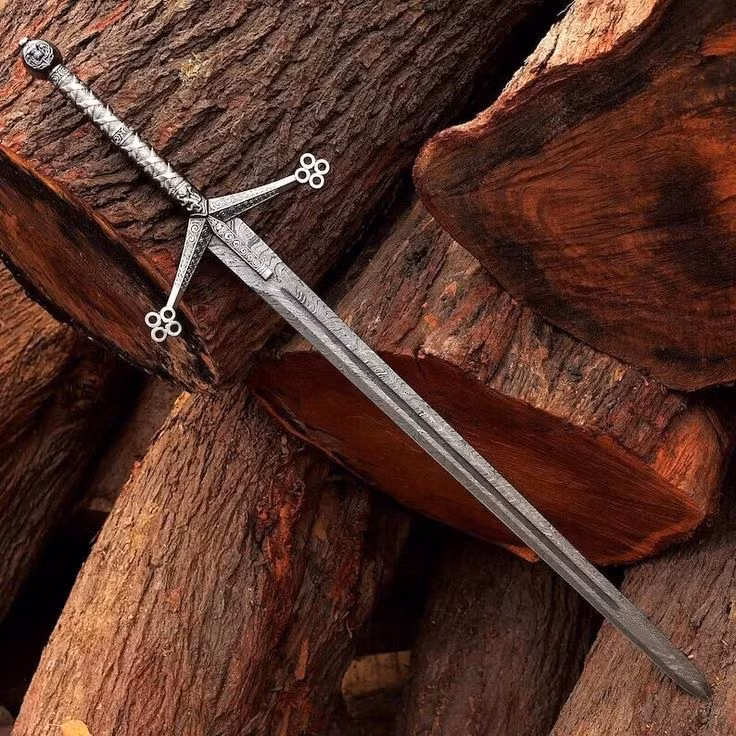  Claymore (Đại Kiếm Scotland). Claymore là một loại kiếm dài và nặng, cầm bằng hai tay, thường được sử dụng bởi chiến binh Scotland. Loại kiếm này có thể gây ra những cú chém chết người. Ảnh: Pinterest.