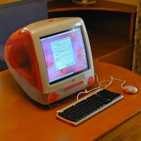 2. Máy tính cá nhân (PC) (1970s). Các thiết bị tính toán cá nhân đầu tiên như Apple I, IBM PC đã mang sức mạnh tính toán vào tay cá nhân và doanh nghiệp, mở ra một kỷ nguyên mới của công nghệ thông tin. Ảnh: Pinterest.