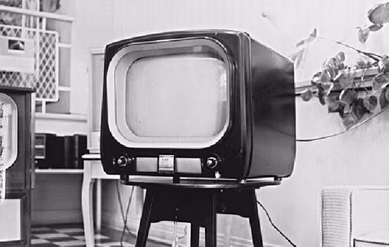  9. Truyền hình cáp (1948). Hệ thống truyền hình sử dụng cáp thay vì tín hiệu không dây mở rộng phạm vi và chất lượng của dịch vụ truyền hình, giúp tiếp cận với nhiều kênh và nội dung phong phú. Ảnh: Pinterest.