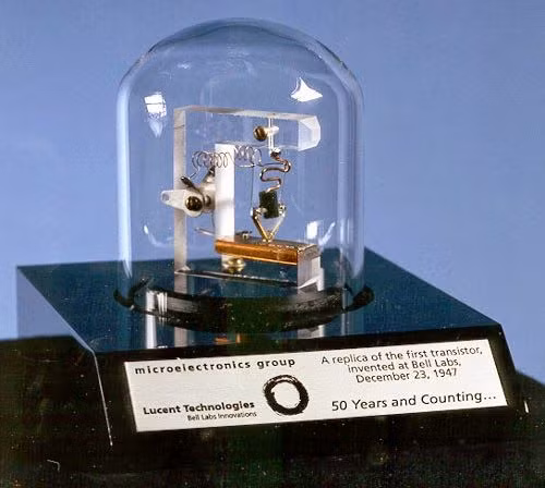  8. Bóng bán dẫn (1947). Được phát minh bởi Bell Labs, bóng bán dẫn là thành phần chính trong việc phát triển mạch tích hợp và vi xử lý, là nền tảng của tất cả các thiết bị điện tử hiện đại như máy tính và điện thoại di động. Ảnh: Pinterest.