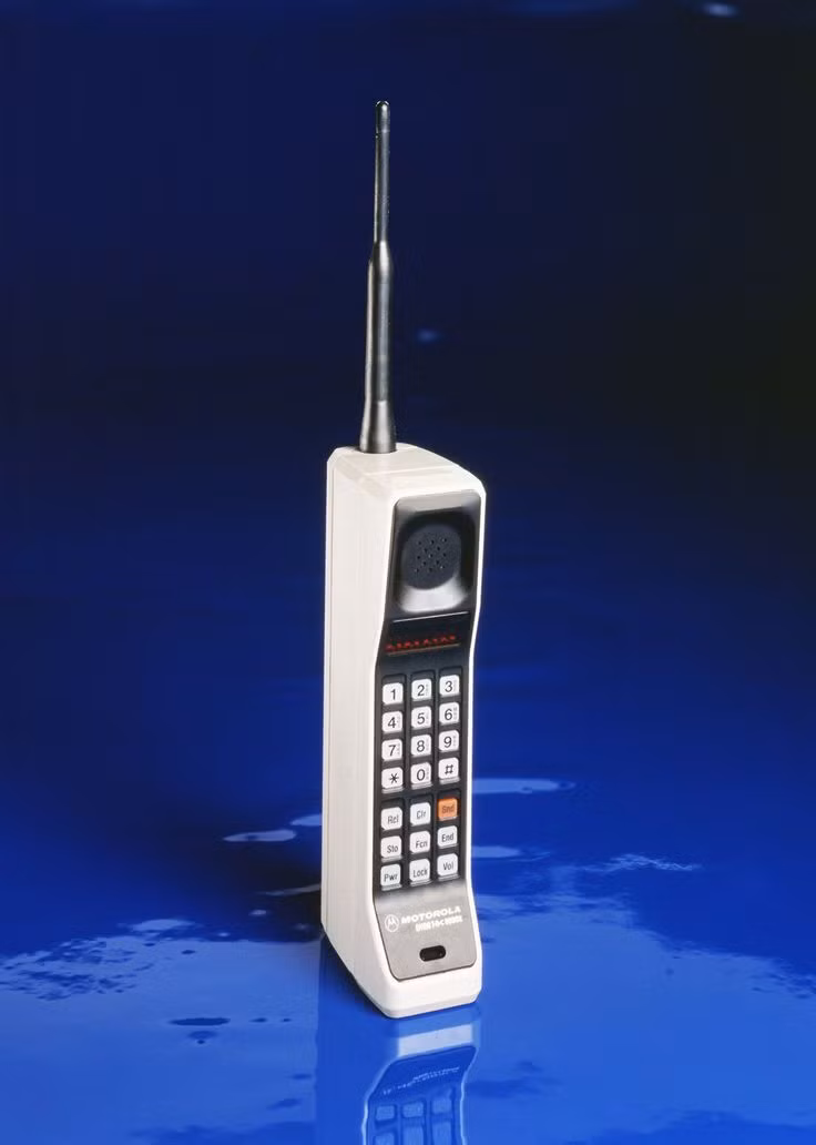  3. Điện thoại di động (1973). Được giới thiệu lần đầu tiên bởi Motorola, điện thoại di động đã thay đổi cách con người liên lạc, giúp kết nối dễ dàng hơn bất cứ khi nào và ở bất cứ đâu. Ảnh: Pinterest.