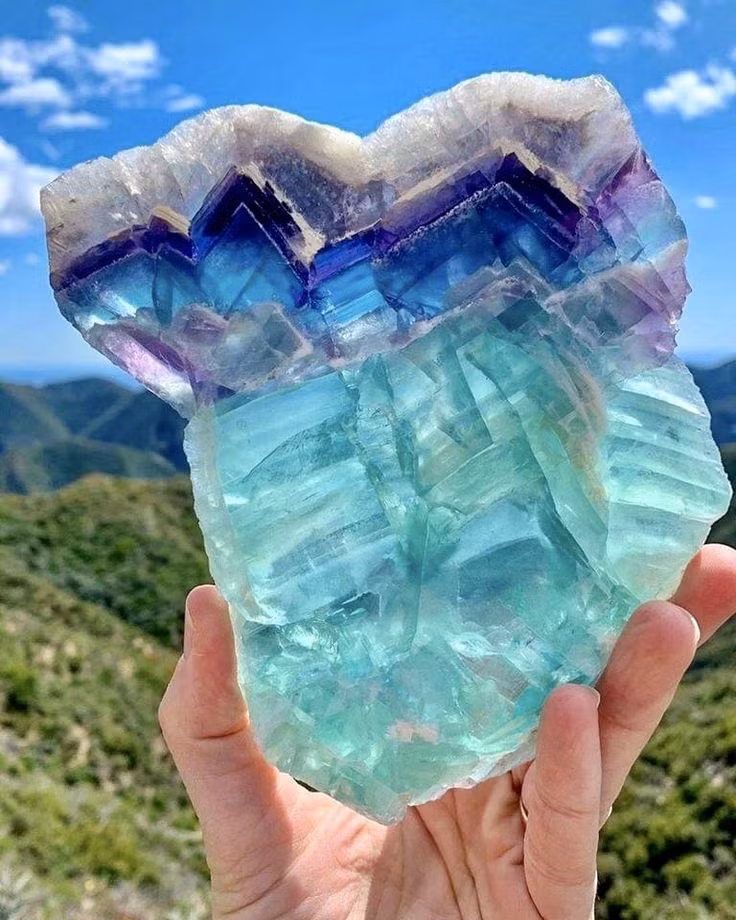  2. Fluorite. Fluorite là một khoáng vật có khả năng phát quang dưới tia cực tím, nghĩa là nó phát sáng trong bóng tối khi được chiếu sáng bằng tia UV. Màu sắc phát sáng có thể khác nhau, từ xanh lá, xanh dương đến tím. Ảnh: Pinterest.