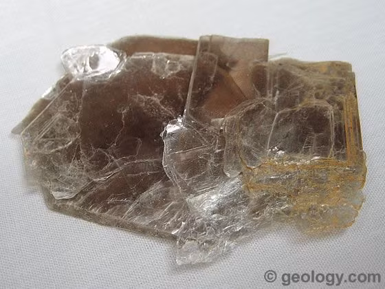  13. Muscovite. Muscovite là một loại mica có khả năng tách thành các lớp mỏng đến mức gần như trong suốt. Nó có thể chịu được nhiệt độ cao, và trong quá khứ, muscovite từng được dùng làm kính chịu nhiệt cho cửa sổ. Ảnh: Pinterest.