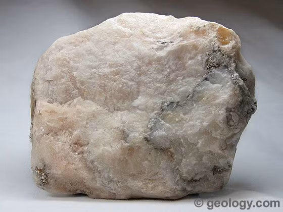  15. Gypsum. Gypsum là một khoáng vật mềm có thể dễ dàng được chạm khắc bằng móng tay. Một trong những biến thể đẹp nhất của nó là selenite, một dạng trong suốt như pha lê, thường tạo thành các tấm tinh thể dài. Ảnh: Pinterest.