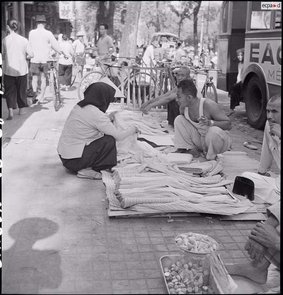 Người mua kẻ bán nhộn nhịp ở khu chợ vỉa hè nổi tiếng Sài Gòn một thời. Ảnh: Auteur inconnu/ECPAD/Défense.