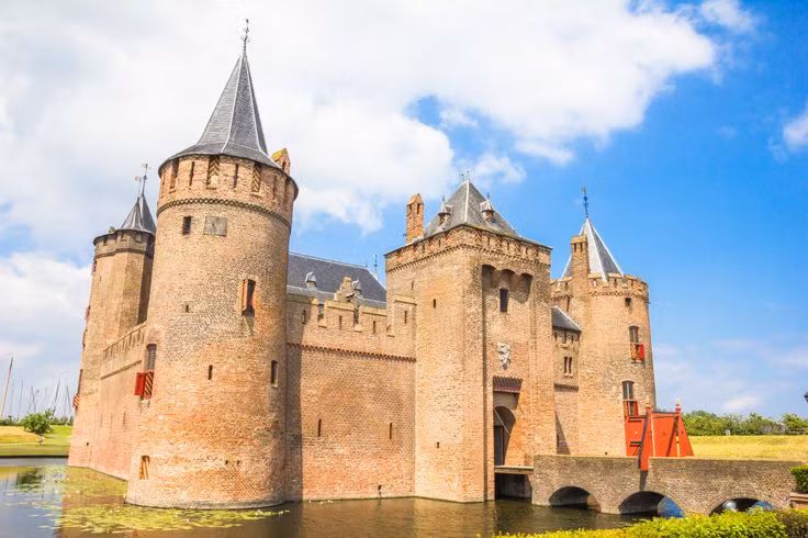  10. Lâu đài Muiderslot (Hà Lan). Nằm gần Amsterdam, lâu đài Muiderslot có kiến trúc Gothic và lịch sử thú vị liên quan đến các nhà văn nổi tiếng như P.C. Hooft. Ảnh: Pinterest.