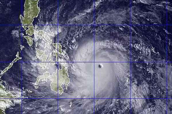  2. Bão Hải Yến / Haiyan (2013) - Sức gió tối đa: 315 km/h. Đây là cơn bão có sức tàn phá mạnh nhất từng đổ bộ vào Philippines và là một trong những cơn bão mạnh nhất từng được ghi nhận ở khu vực châu Á – Thái Bình Dương. Việt Nam là một trong các quốc gia chịu ảnh hưởng của cơn bão này. Ảnh: Pinterest.