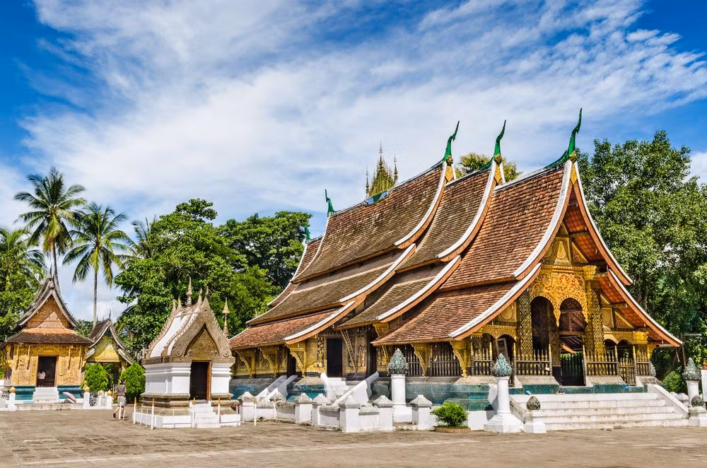  15. Luang Prabang, Lào. Luang Prabang là một thành phố cổ đẹp và bình yên nằm giữa các ngọn núi và sông Mekong. Đây là nơi có hàng chục ngôi chùa Phật giáo, kiến trúc kiểu Pháp và di sản văn hóa phong phú. Ảnh: Pinterest.
