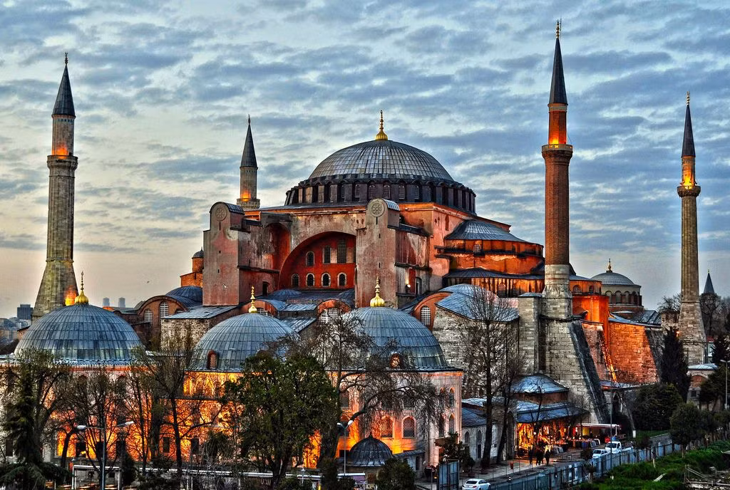  8. Istanbul, Thổ Nhĩ Kỳ. Từng mang tên Constantinople trong quá khứ, Istanbul là một thành phố cổ có vị trí độc đáo nằm giữa châu Á và châu Âu. Các địa danh nổi tiếng ở nơi đây là thánh đường Hagia Sophia, cung điện Topkapi và nhà thờ Hồi giáo Xanh. Ảnh: Pinterest.