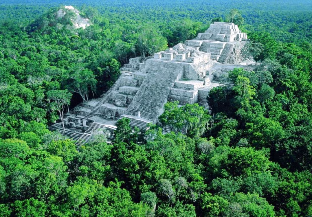  Kim tự tháp La Danta. Địa điểm: El Mirador, Guatemala. Nền văn minh: Maya. Điểm đặc biệt: Là một trong những công trình lớn nhất trong thế giới Maya, La Danta có khối lượng đáng kinh ngạc, với chiều cao khoảng 72 mét và diện tích cơ sở gần bằng kim tự tháp Giza ở Ai Cập. Ảnh: Pinterest.