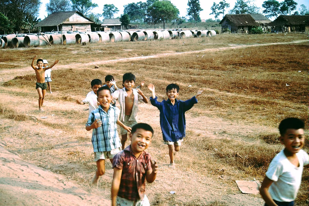 Sự hồn nhiên của trẻ em nông thôn. Ảnh: Paul Moore.