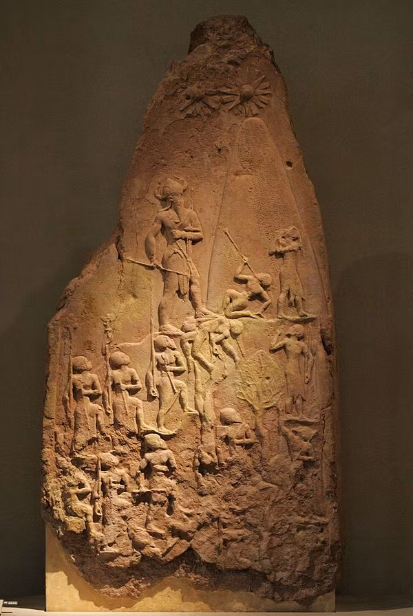  7. Tấm bia Chiến thắng của Naram-Sin (Iraq). Niên đại: Khoảng 2254-2218 TCN. Nền văn minh: Lưỡng Hà. Giá trị: Đây là một tác phẩm nghệ thuật nổi tiếng mô tả chiến thắng của vua Naram-Sin nước Akkad trước quân Elam. Hình ảnh của Naram-Sin được khắc với dáng vẻ uy nghiêm trên bia. Ảnh: Pinterest.