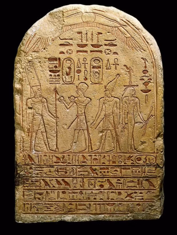  5. Tấm bia của Nữ hoàng Hatshepsut (Ai Cập). Niên đại: Khoảng 1479 TCN. Nền văn minh: Ai Cập cổ đại. Giá trị: Tấm bia được tìm thấy ở Đền Hatshepsut tại Deir el-Bahari, ghi lại các sự kiện trong triều đại của Nữ hoàng Hatshepsut, bao gồm cả những thành tựu về thương mại và xây dựng. Ảnh: Pinterest.