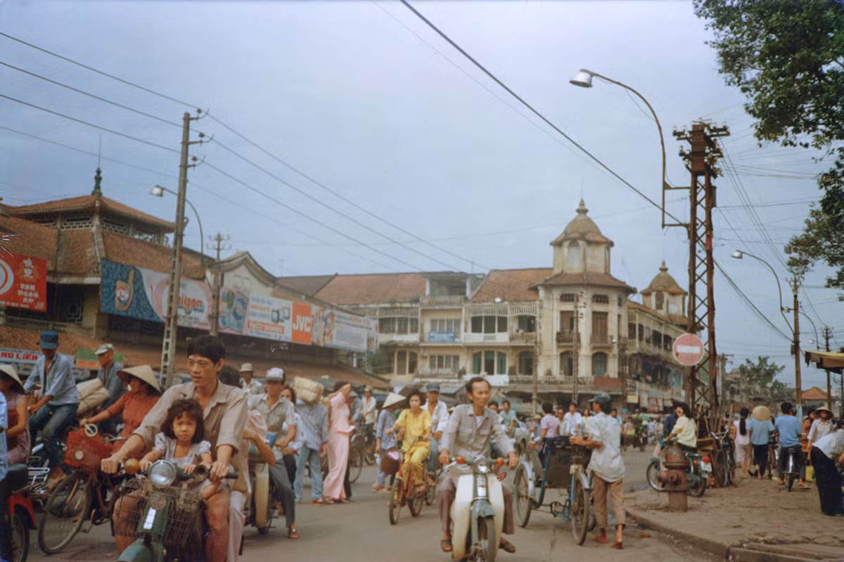 Đường Tháp Mười, phía ngoài chợ Bình Tây, TP HCM năm 1990. Ảnh: Marc Yablonka / SFA 78.