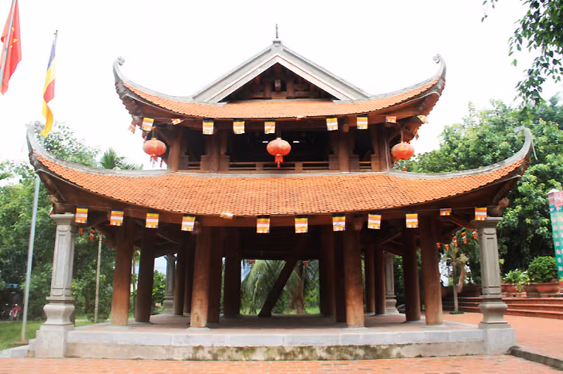 Tam quan – gác chuông là công trình kiến trúc tiêu biểu của chùa, với hệ mái chồng diêm – 2 tầng 8 mái, đao cong thanh thoát, bờ nóc đắp hình long cuốn thủy, các đầu được chạm khắc hình hoa sen. Ảnh: Cổng TTĐT Huyện Lâm Thao.