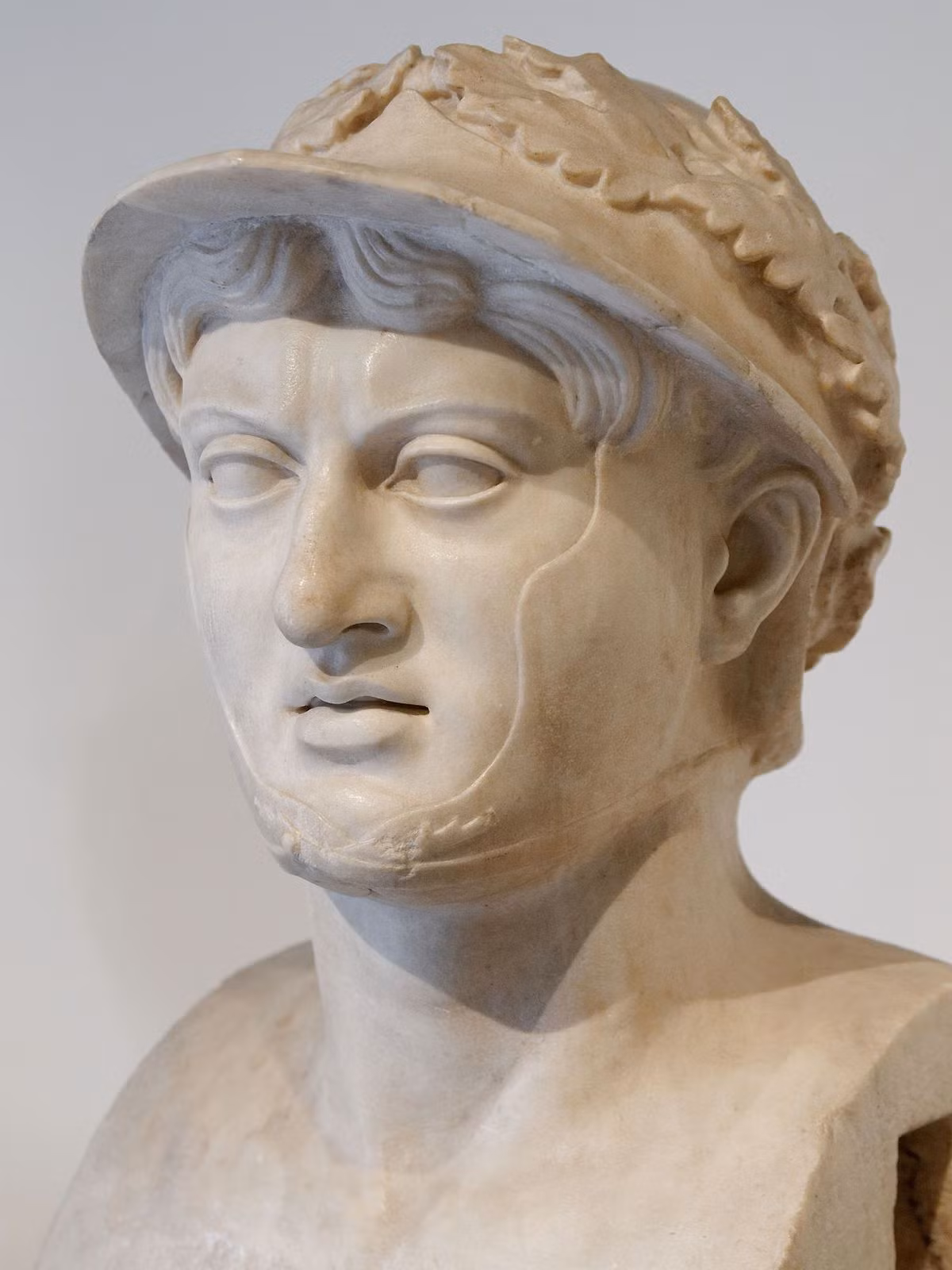  13. Pyrrhus của Epirus (319–272 TCN). Nước: Epirus (Hy Lạp). Thành tựu: Pyrrhus nổi tiếng với các trận chiến chống lại La Mã, đặc biệt là trận Heraclea. Từ đó xuất hiện thuật ngữ "Chiến thắng kiểu Pyrrhic" để chỉ một chiến thắng đầy tổn thất. Ảnh: Pinterest.
