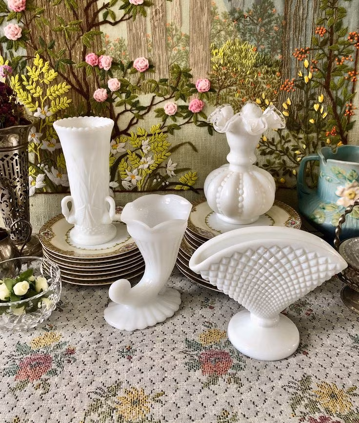  3. Đồ gốm sứ cổ. Đồ gốm sứ từ các nền văn minh cổ như Trung Quốc hoặc Hy Lạp có thể mang lại vẻ đẹp độc đáo cho không gian sống và thường có giá trị nghệ thuật cao. Ảnh: Pinterest.
