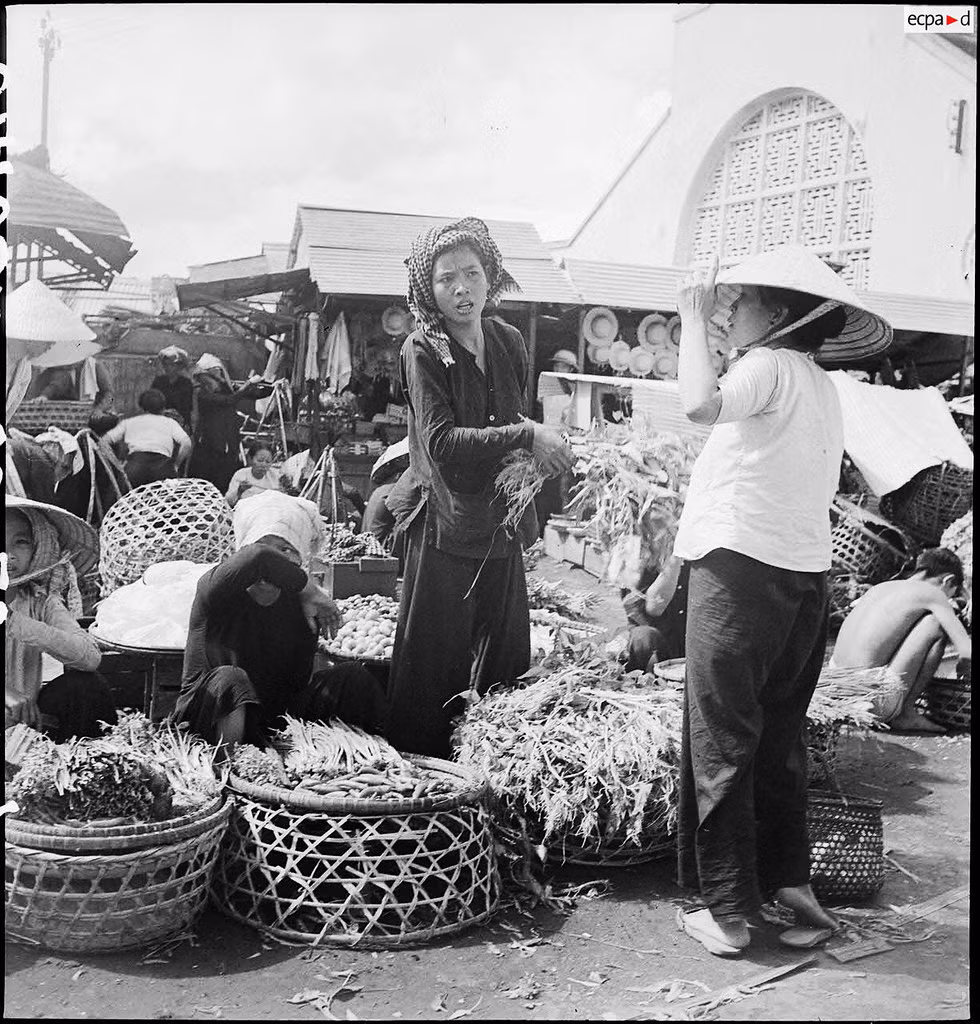 Những người bán rau ở chợ Cầu Ông Lãnh, Sài Gòn năm 1950. Được xây dựng vào khoảng năm 1864, chợ Cầu Ông Lãnh là một trong những khu chợ lâu đời nhất Sài Gòn. Ảnh: Auteur inconnu/ECPAD/Défense.
