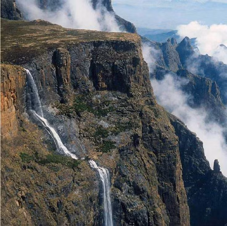  12. Thác Tugela (Nam Phi). Thác Tugela là thác nước cao thứ hai thế giới, với tổng chiều cao lên đến 948 mét, nằm trong dãy núi Drakensberg của Nam Phi. Với các dòng nước mảnh mai nhưng cao vút, thác Tugela tạo ra một cảnh tượng hùng vĩ và tuyệt đẹp. Ảnh: Pinterest.