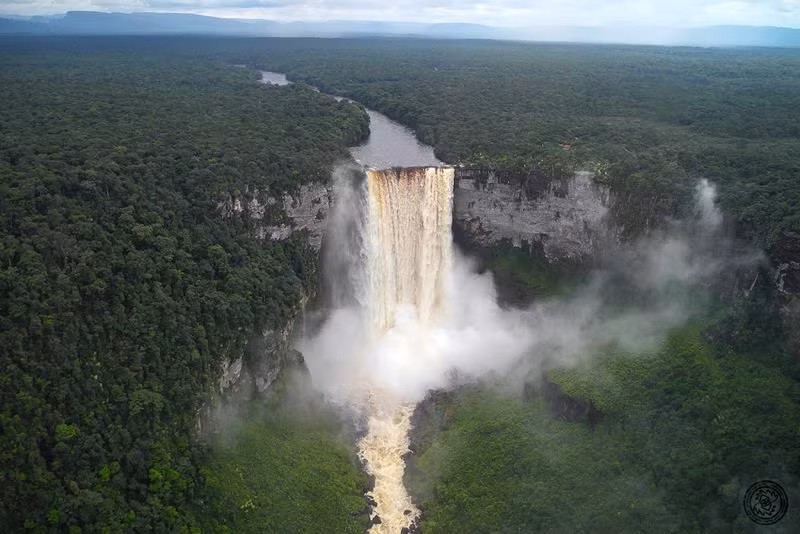  8. Thác Kaieteur (Guyana). Kaieteur là một thác nước hùng vĩ nằm trong khu vực hoang sơ và ít người biết đến ở rừng mưa nhiệt đới Guyana. Với chiều cao 226 mét và khối lượng nước lớn, thác này là một trong những thác nước đơn lẻ mạnh mẽ nhất thế giới. Ảnh: Pinterest.