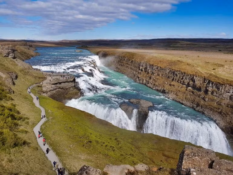  7. Thác Gullfoss (Iceland) . Gullfoss, nghĩa là "Thác vàng", là dòng thác hai tầng đổ vào một khe nứt sâu, tạo ra cảnh tượng ngoạn mục và đầy ấn tượng, đặc biệt vào mùa đông khi thác đóng băng. Ảnh: Pinterest.