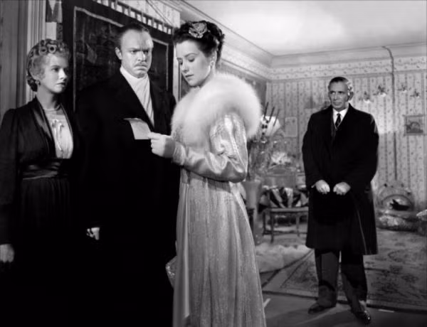  2. Casablanca (1942). Đạo diễn: Michael Curtiz. Tóm tắt: Bối cảnh trong Thế chiến II, phim xoay quanh một quán bar ở Casablanca (Morocco) và mối tình giữa Rick Blaine và Ilsa Lund. Ảnh: Pinterest.