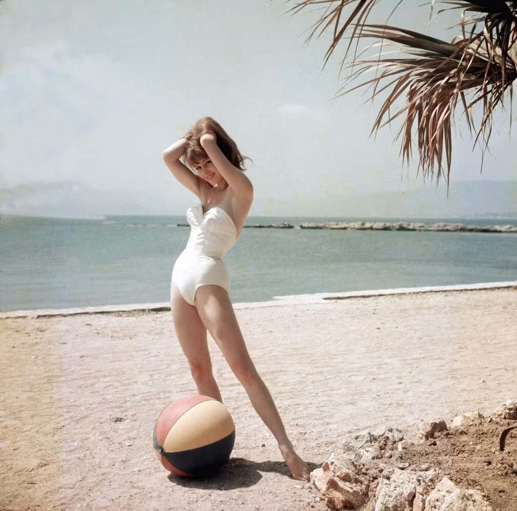  3. Brigitte Bardot. Quốc gia: Pháp. Thành tựu: Biểu tượng gợi cảm của điện ảnh Pháp, Bardot gây chú ý với bộ phim "And God Created Woman" (1956), khẳng định cô là một trong những ngôi sao quyến rũ nhất thế kỷ 20. Ảnh: Pinterest.