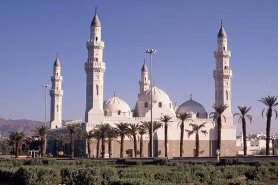  10. Thánh đường Quba. Địa điểm: Medina, Ả Rập Xê Út. Đặc điểm: Thánh đường đầu tiên được xây dựng của thế giới Hồi giáo (thế kỷ 7), nơi diễn ra nhiều sự kiện lịch sử quan trọng của đạo Hồi. Ảnh: Pinterest.