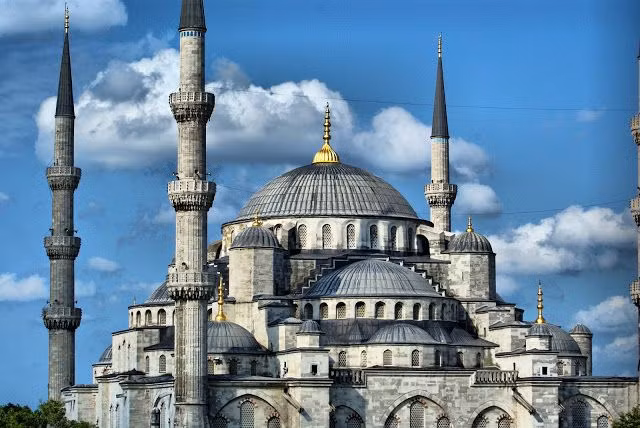  5. Thánh đường Sultan Ahmed (Thánh đường Xanh). Địa điểm: Istanbul, Thổ Nhĩ Kỳ. Đặc điểm: Nổi tiếng với kiến trúc độc đáo và các cột trụ màu xanh xám, đây là một trong những biểu tượng của Istanbul. Ảnh: Pinterest.