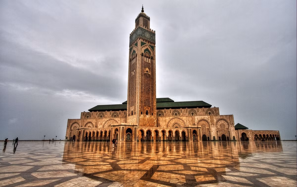  9. Thánh đường Hassan II. Địa điểm: Casablanca, Morocco. Đặc điểm: Là thánh đường lớn thứ hai thế giới, với kiến trúc ấn tượng bên bờ biển Đại Tây Dương. Ảnh: Pinterest.